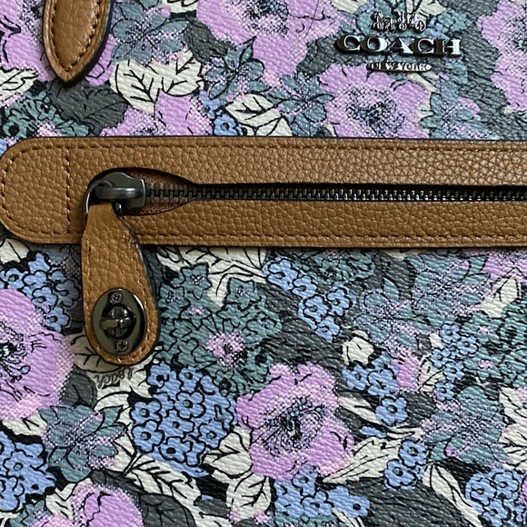 NWT! Coach Soft Lilac print Taylor Zip tote / matching wristlet set - Picture 3 of 7